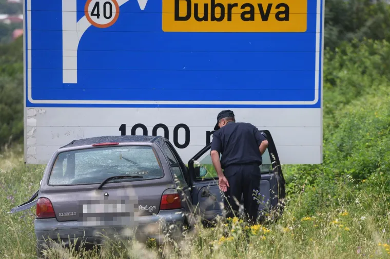 Kr&scaron; i lom u &Scaron;ibeniku: Iza&scaron;ao iz tunela, sletio s ceste pa pogodio prometni znak. Auto potpuno uni&scaron;ten