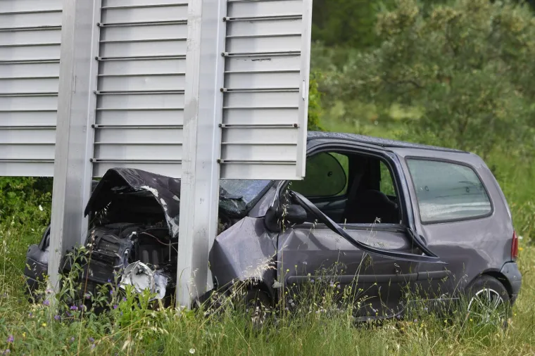 Kr&scaron; i lom u &Scaron;ibeniku: Iza&scaron;ao iz tunela, sletio s ceste pa pogodio prometni znak. Auto potpuno uni&scaron;ten