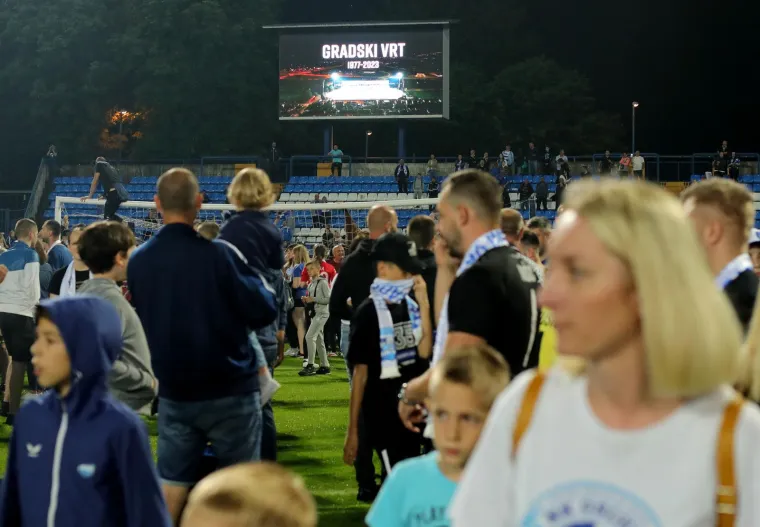 Kohorta je veličanstvenom bakljadom 'zapalila' kultni stadion, a nakon posljednjeg zvižduka navijači su preplavili travnjak