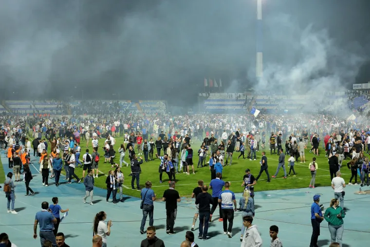 Kohorta je veličanstvenom bakljadom 'zapalila' kultni stadion, a nakon posljednjeg zvižduka navijači su preplavili travnjak