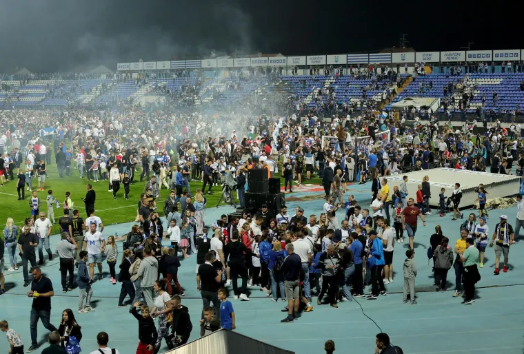 Kohorta je veličanstvenom bakljadom 'zapalila' kultni stadion, a nakon posljednjeg zvižduka navijači su preplavili travnjak
