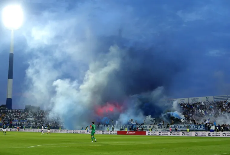 Kohorta je veličanstvenom bakljadom 'zapalila' kultni stadion, a nakon posljednjeg zvižduka navijači su preplavili travnjak