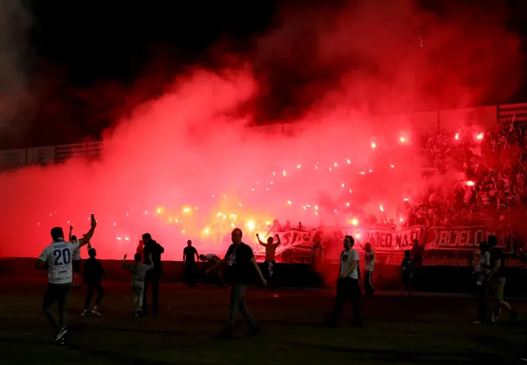 Kohorta je veličanstvenom bakljadom 'zapalila' kultni stadion, a nakon posljednjeg zvižduka navijači su preplavili travnjak