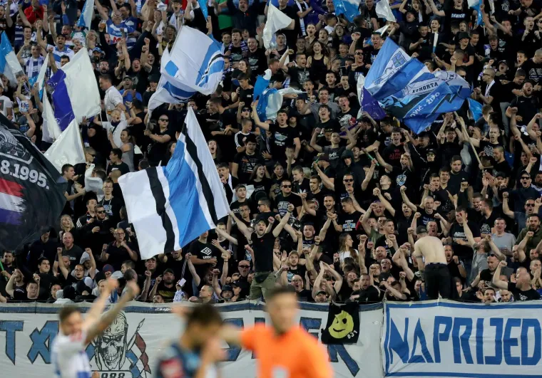 Kohorta je veličanstvenom bakljadom 'zapalila' kultni stadion, a nakon posljednjeg zvižduka navijači su preplavili travnjak