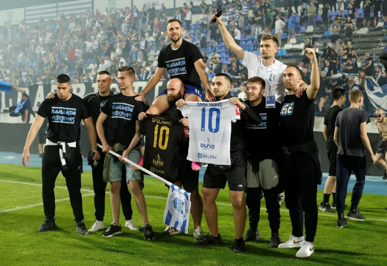 Kohorta je veličanstvenom bakljadom 'zapalila' kultni stadion, a nakon posljednjeg zvižduka navijači su preplavili travnjak