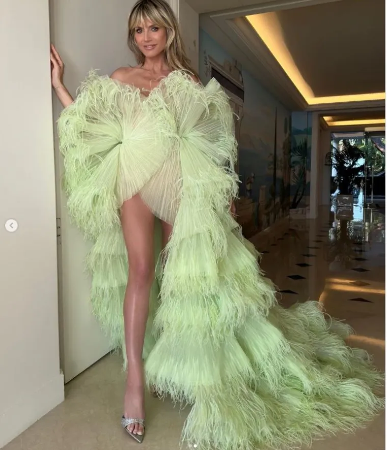 Kao da joj to što joj je haljina skliznula s grudi nije bilo dosta, Heidi Klum je sada pozirala toples