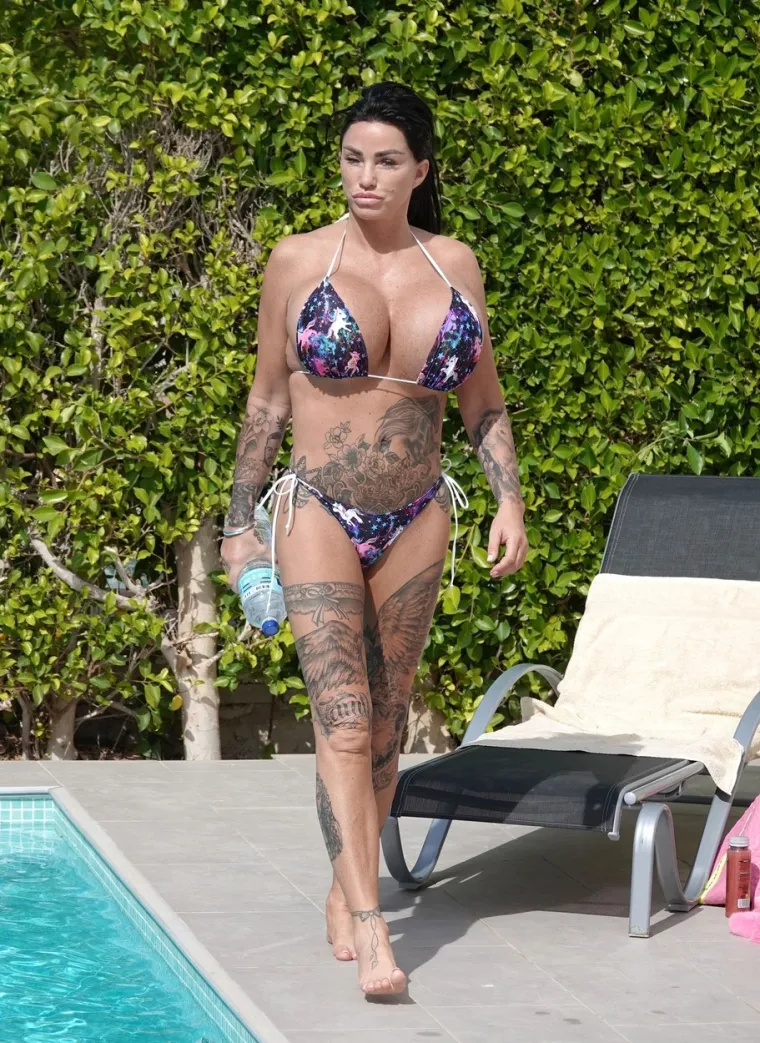Katie Price ovoga puta nije pokazala samo divovske grudi: Silikonska ljepotica izložila je i druge zanosne atribute