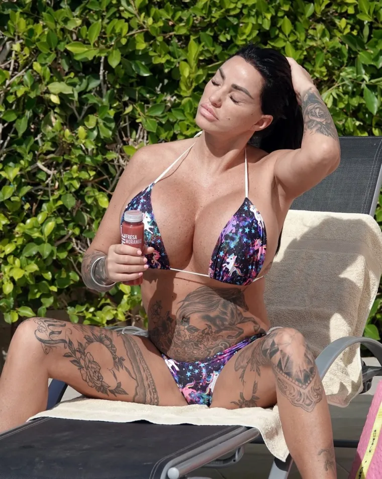 Katie Price ovoga puta nije pokazala samo divovske grudi: Silikonska ljepotica izložila je i druge zanosne atribute
