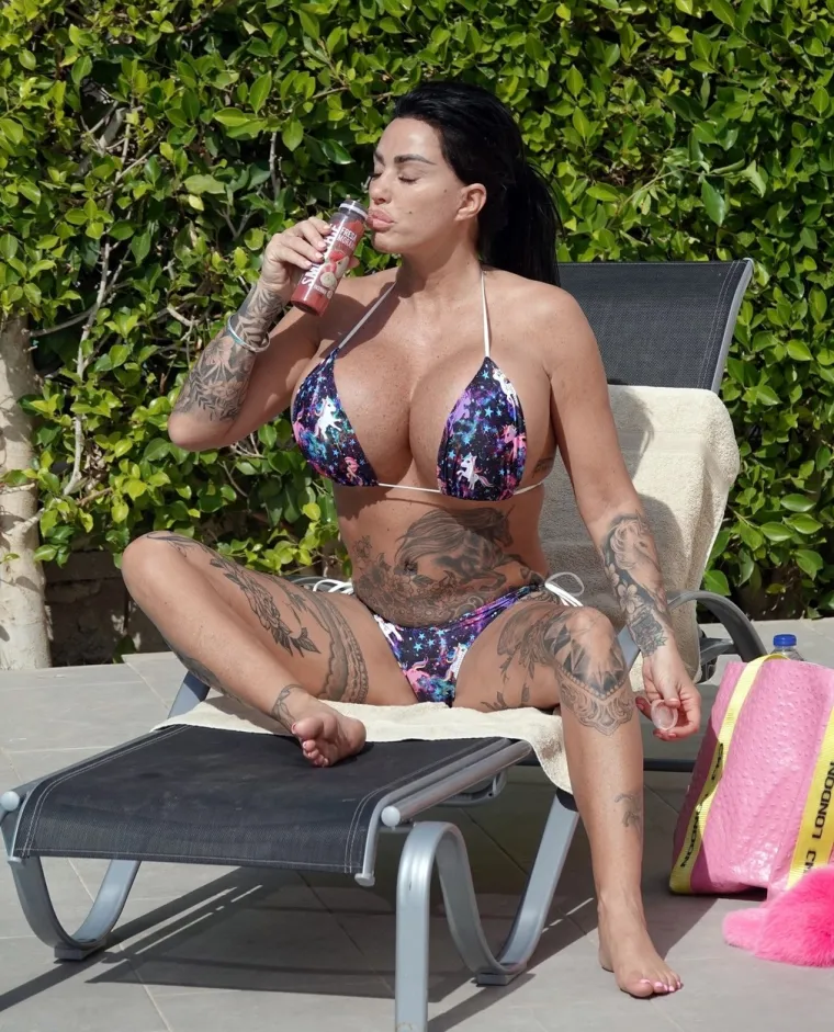 Katie Price ovoga puta nije pokazala samo divovske grudi: Silikonska ljepotica izložila je i druge zanosne atribute