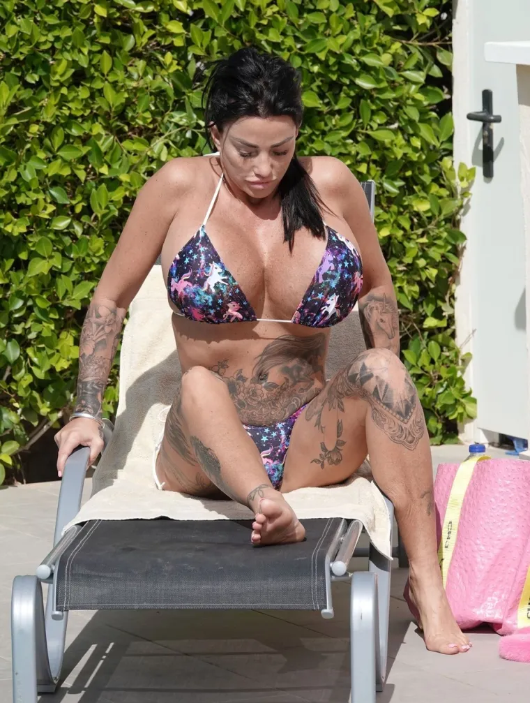 Katie Price ovoga puta nije pokazala samo divovske grudi: Silikonska ljepotica izložila je i druge zanosne atribute