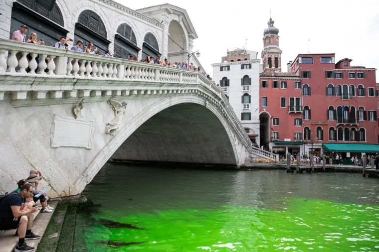 Glavni kanal u Veneciji flouroscentno zelen. Stanovnici i turisti iznenađeni, sve istražuje policija