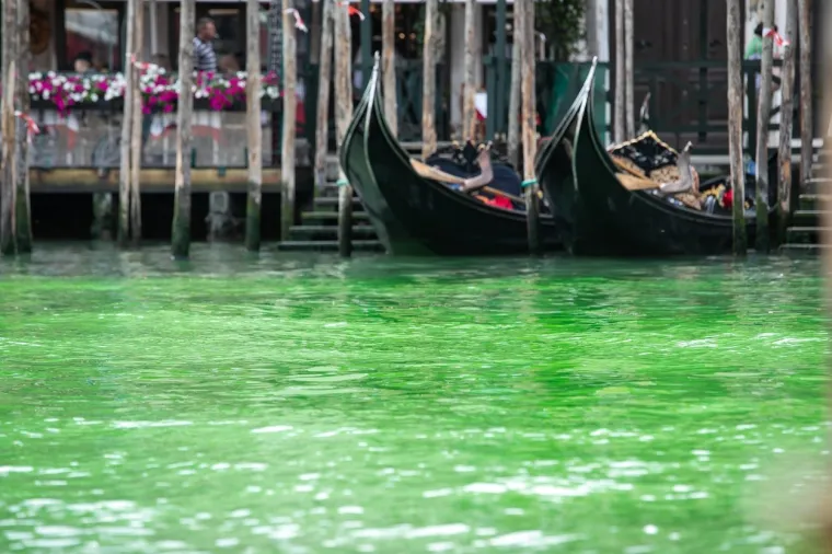 Glavni kanal u Veneciji flouroscentno zelen. Stanovnici i turisti iznenađeni, sve istražuje policija
