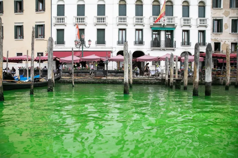 Glavni kanal u Veneciji flouroscentno zelen. Stanovnici i turisti iznenađeni, sve istražuje policija