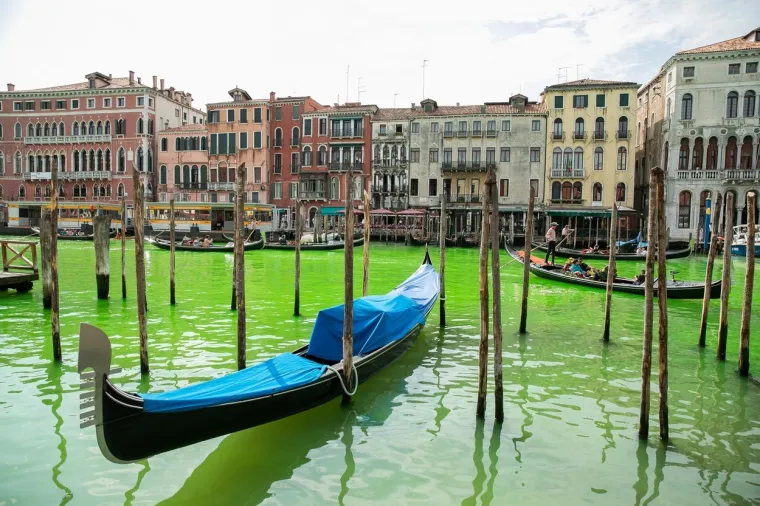 Glavni kanal u Veneciji flouroscentno zelen. Stanovnici i turisti iznenađeni, sve istražuje policija