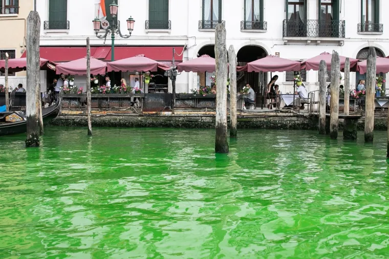 Glavni kanal u Veneciji flouroscentno zelen. Stanovnici i turisti iznenađeni, sve istražuje policija