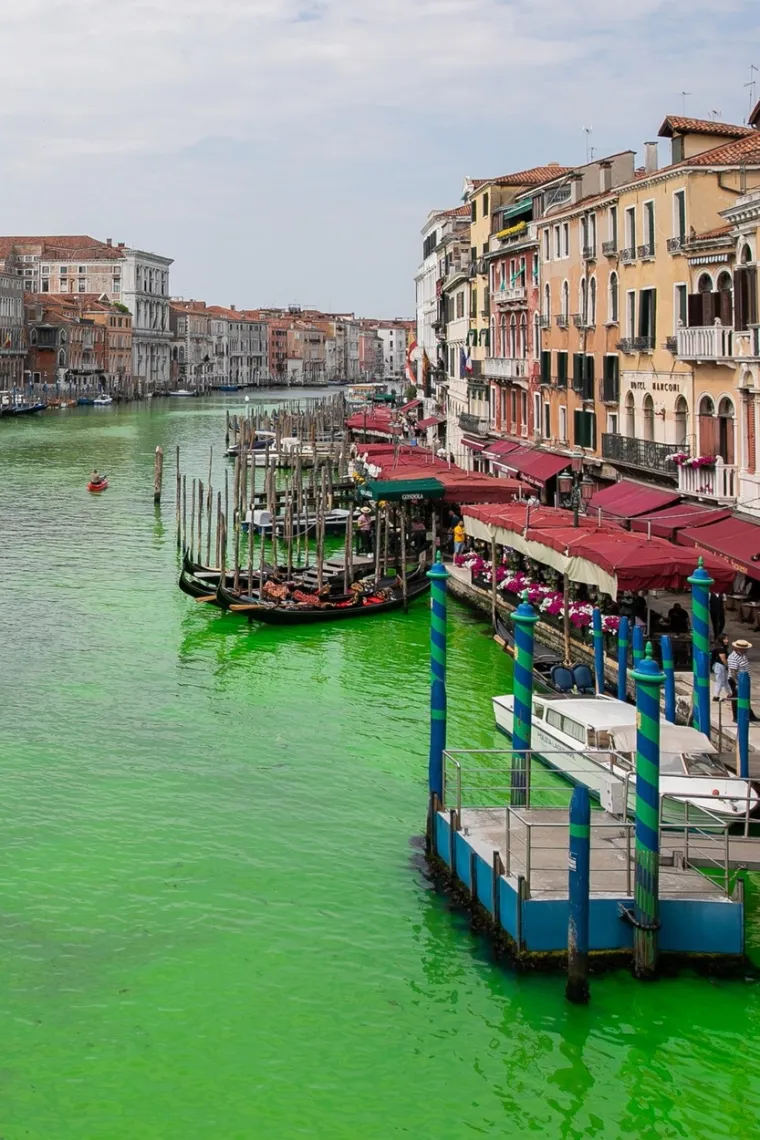 Glavni kanal u Veneciji flouroscentno zelen. Stanovnici i turisti iznenađeni, sve istražuje policija
