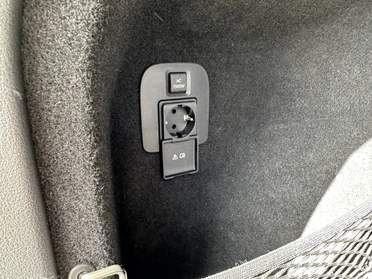 U prtljažniku se nalazi utičnica od 220V, a ista je i na stražnjoj klupi