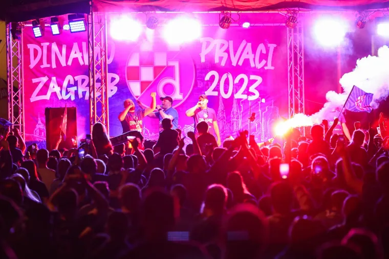 Dinamovi igrači proslavu naslova nastavili u fan zoni, navijači jednom poslali vrlo jasnu poruku