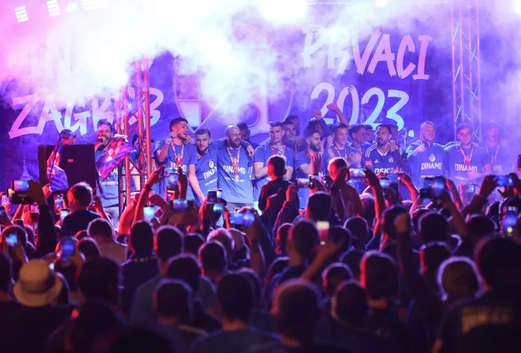 Dinamovi igrači proslavu naslova nastavili u fan zoni, navijači jednom poslali vrlo jasnu poruku