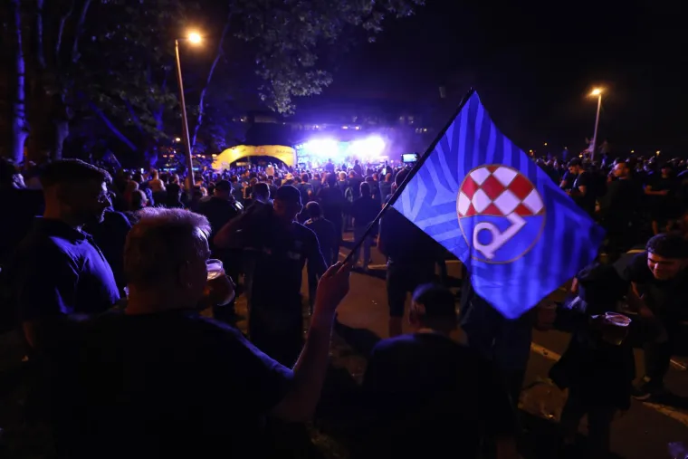Dinamovi igrači proslavu naslova nastavili u fan zoni, navijači jednom poslali vrlo jasnu poruku