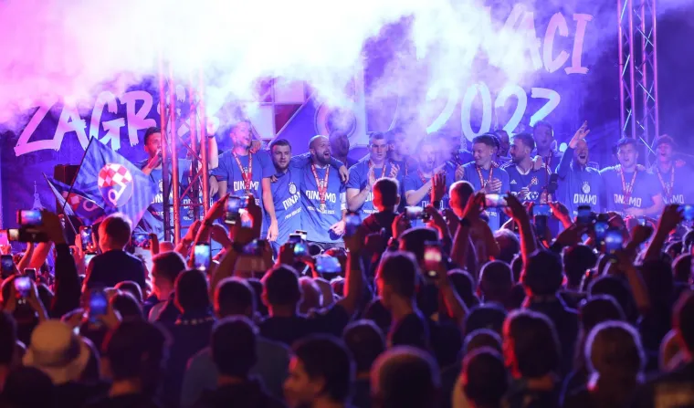 Dinamovi igrači proslavu naslova nastavili u fan zoni, navijači jednom poslali vrlo jasnu poruku
