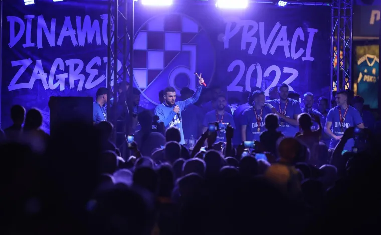 Dinamovi igrači proslavu naslova nastavili u fan zoni, navijači jednom poslali vrlo jasnu poruku