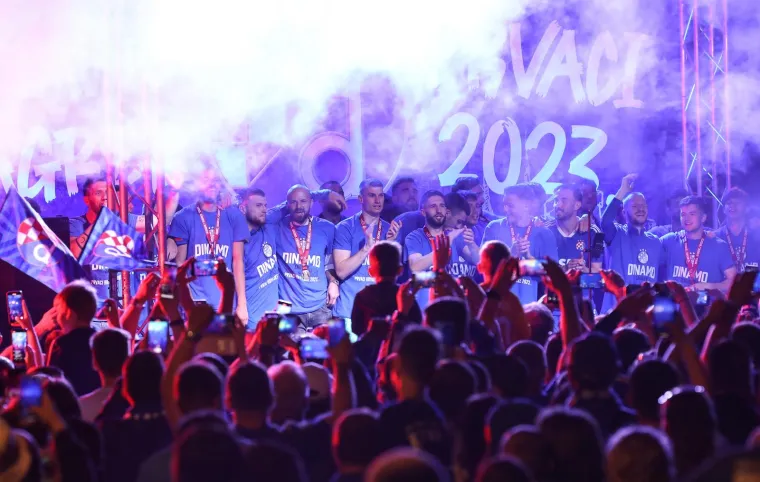 Dinamovi igrači proslavu naslova nastavili u fan zoni, navijači jednom poslali vrlo jasnu poruku