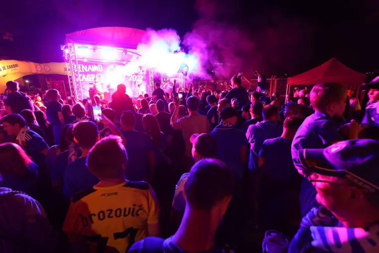 Dinamovi igrači proslavu naslova nastavili u fan zoni, navijači jednom poslali vrlo jasnu poruku