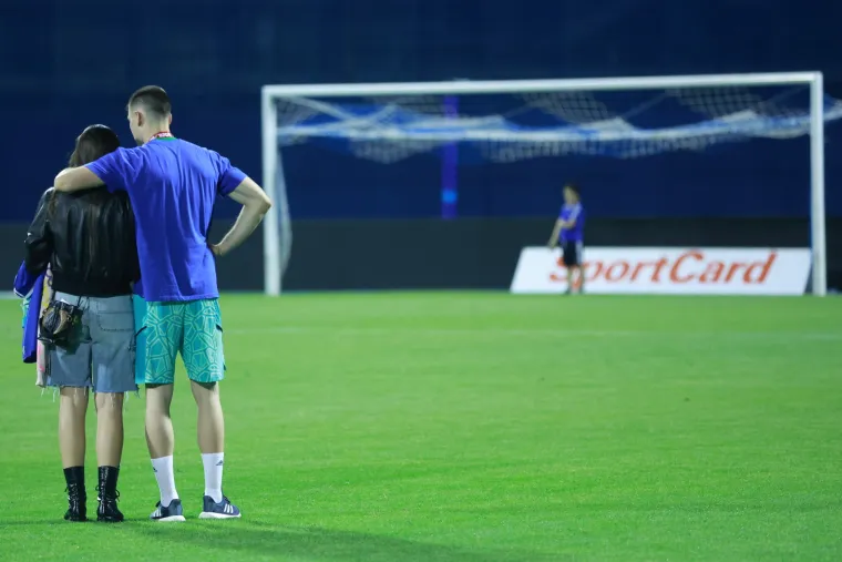 Veliko slavlje na Maksimiru nakon novog naslova Dinama: Igračima se na terenu pridružile ljep&scaron;e polovice