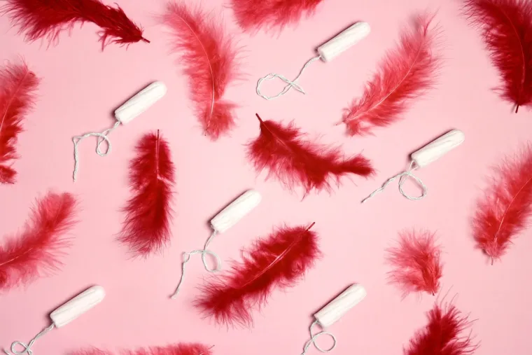 Menstruacija nije uvijek ista nijansa crvene. Može mijenjati boju od početka do kraja ciklusa, a može imati različite boje svaki mjesec ili u različito doba života, objašnjava WebMD. U većini slučajeva, varijacije boje menstrualne krvi povezane su s protokom i vremenom koje je krv provela u maternici. 