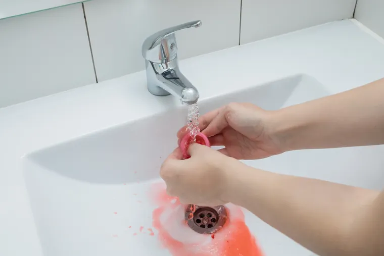 b) kraj menstruacije (spori protok krvi)