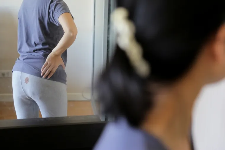 4. Smeđa ili crna krv: a) starija krv - nastaje na početku ili na kraju menstruacije, kada je protok sporiji (što duže stoji u tijelu, to više vremena ima za oksidaciju, zbog čega poprima tamnije nijanse)