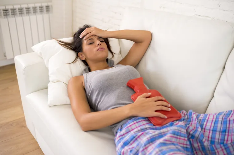 Navedene boje su uglavnom normalne, ali znajte da su siva i zelena boja menstruacije alarmantne i zahtijevaju hitan liječnički pregled jer mogu biti znak infekcije ili pobačaja. Bez obzira na boju krvi, ako su prisutni neki neobični prateći simptomi, najbolje je potražiti stručnu medicinsku pomoć, upozorava Healthline. 