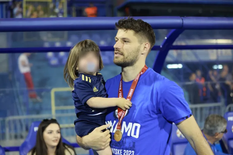 Dinamovci uz ljep&scaron;e polovice na Maksimiru proslavili novu titulu