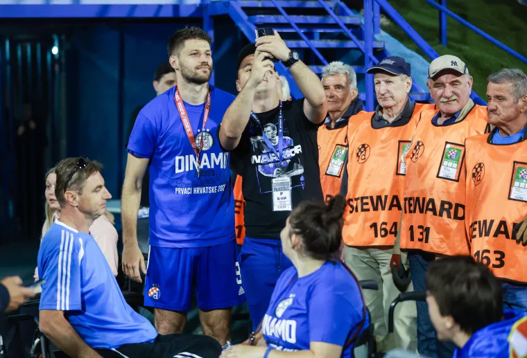 Dinamovci uz ljep&scaron;e polovice na Maksimiru proslavili novu titulu
