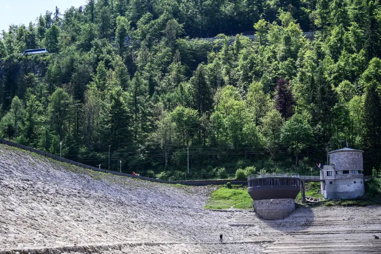 Ovo se u atrakciji Gorskog kotara dogodilo prvi put u 22 godine: Pogledajte što se pojavilo na dnu poznatog jezera