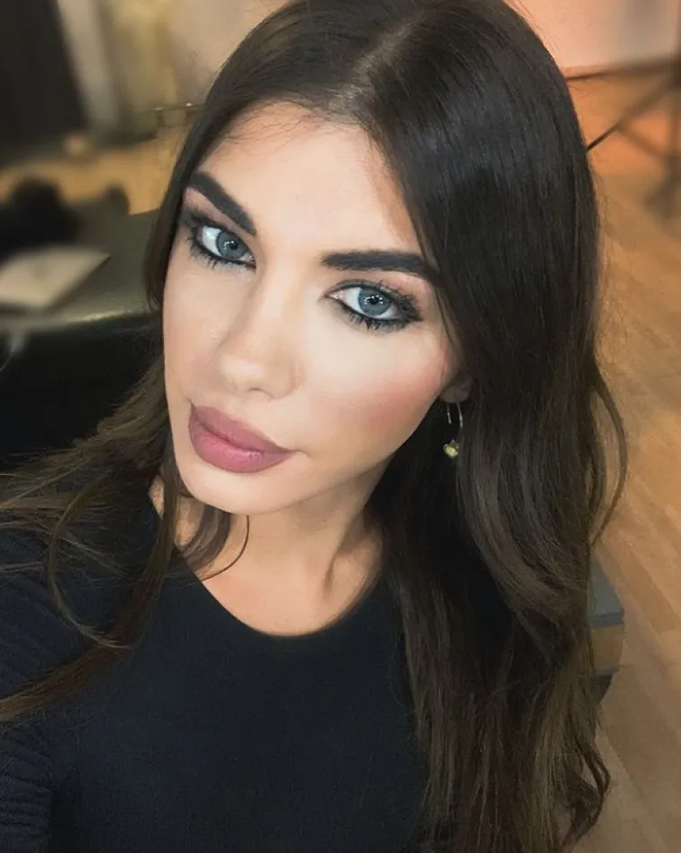 Manekenka Iva &Scaron;arić upoznala je reprezentativca Bruna Petkovića kad ga je ona intervjuirala za HRT-ovu emisiju Klub 7. U ljeto 2020. godine, nakon godinu dana skrivanja, priznali su da su u vezi. 