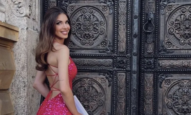 Atraktivna Iva &Scaron;arić blije&scaron;tala je u glamuroznoj haljini, vi&scaron;e o ovoj voditelji i manekenki pogledajte u nastavku...