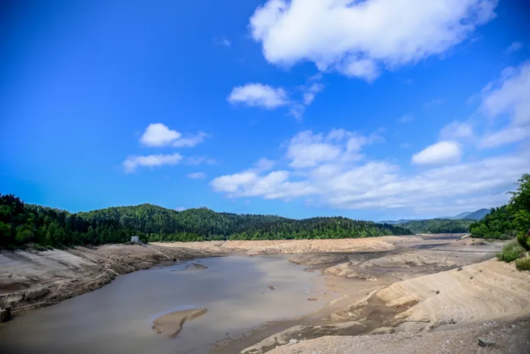 Osušeno Lokvarsko jezero otkrilo ostatke nekadašnjeg naselja: Vide se ostaci kuća te slavna cesta Lujzijana