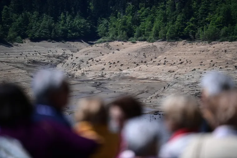 Osušeno Lokvarsko jezero otkrilo ostatke nekadašnjeg naselja: Vide se ostaci kuća te slavna cesta Lujzijana