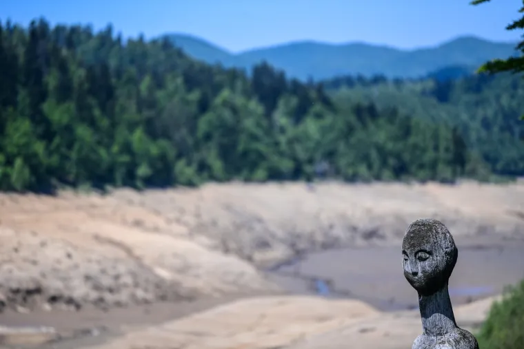 Osušeno Lokvarsko jezero otkrilo ostatke nekadašnjeg naselja: Vide se ostaci kuća te slavna cesta Lujzijana