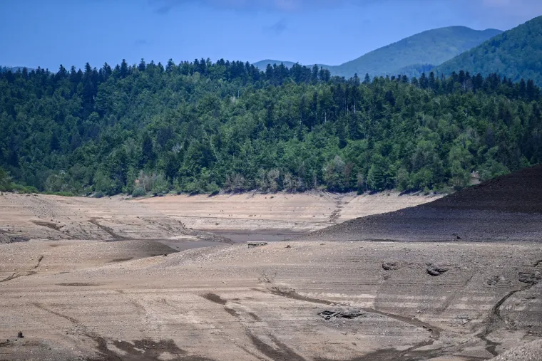 Osušeno Lokvarsko jezero otkrilo ostatke nekadašnjeg naselja: Vide se ostaci kuća te slavna cesta Lujzijana