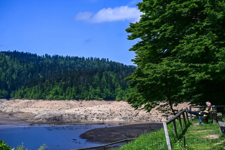 Osušeno Lokvarsko jezero otkrilo ostatke nekadašnjeg naselja: Vide se ostaci kuća te slavna cesta Lujzijana