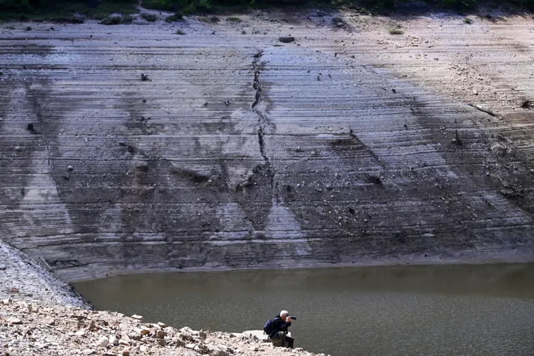 Osušeno Lokvarsko jezero otkrilo ostatke nekadašnjeg naselja: Vide se ostaci kuća te slavna cesta Lujzijana