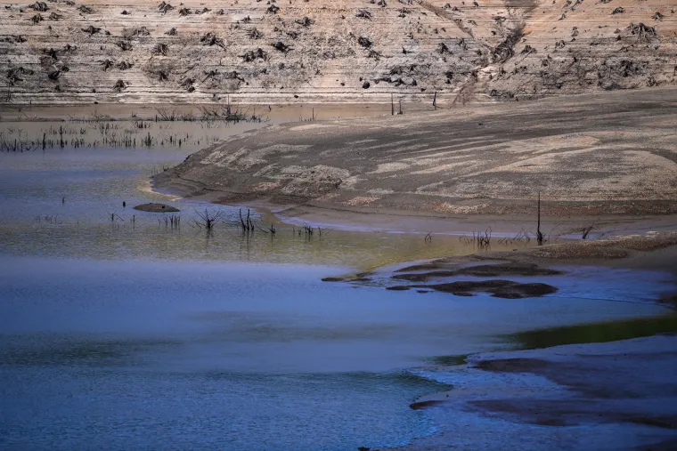 Osušeno Lokvarsko jezero otkrilo ostatke nekadašnjeg naselja: Vide se ostaci kuća te slavna cesta Lujzijana