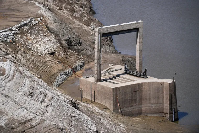 Osu&scaron;eno Lokvarsko jezero otkrilo ostatke nekada&scaron;njeg naselja: Vide se ostaci kuća te slavna cesta Lujzijana