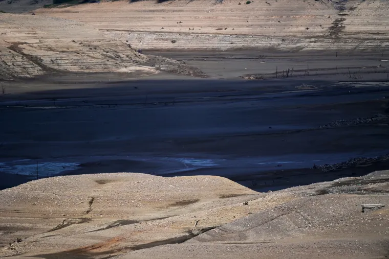 Osu&scaron;eno Lokvarsko jezero otkrilo ostatke nekada&scaron;njeg naselja: Vide se ostaci kuća te slavna cesta Lujzijana