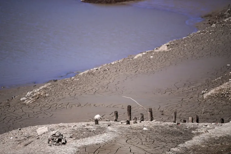 Osu&scaron;eno Lokvarsko jezero otkrilo ostatke nekada&scaron;njeg naselja: Vide se ostaci kuća te slavna cesta Lujzijana