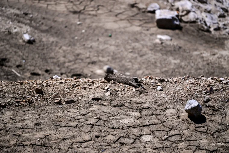 Osu&scaron;eno Lokvarsko jezero otkrilo ostatke nekada&scaron;njeg naselja: Vide se ostaci kuća te slavna cesta Lujzijana