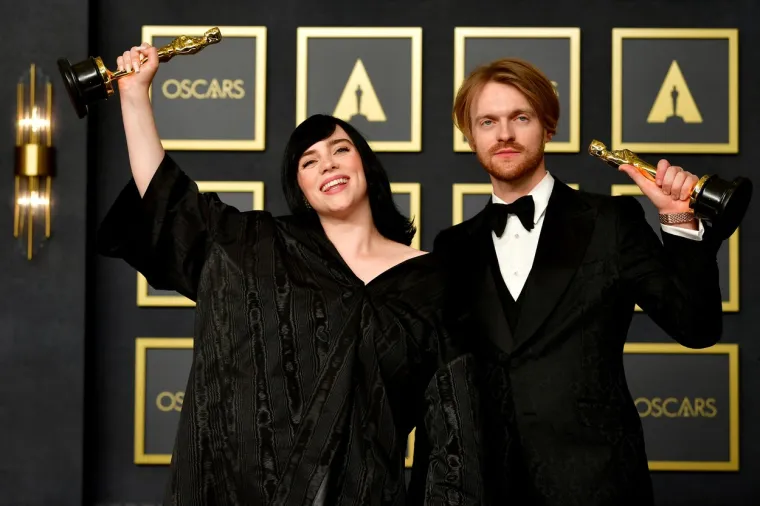 &quot;Popušite moj apsolutni k**** vi žene koje mrzite čudake&quot;, zaključila je pjevačica koja je još u ožujku otvorila ovu temu u podcastu &quot;Conan O&apos;Brien Needs a Friend&quot;. Pričala je o tome kako se njezin pristup društvenim mrežama promijenio tijekom godina i kako je čak brisala aplikacije sa svog telefona kako bi se maknula iz tog svijeta.